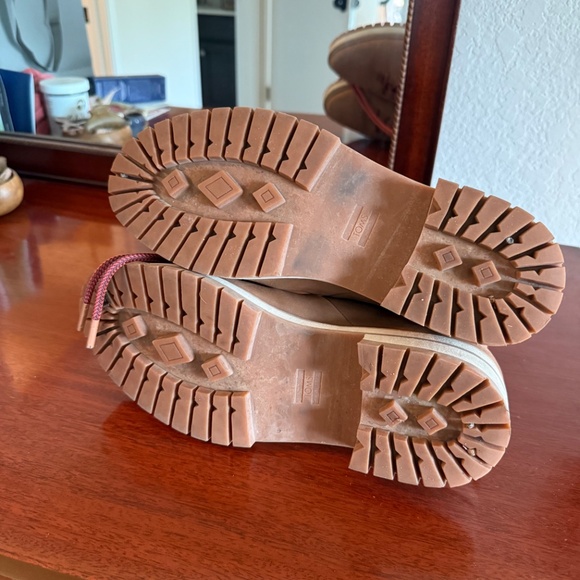 Tom’s Boots - Picture 4 of 4